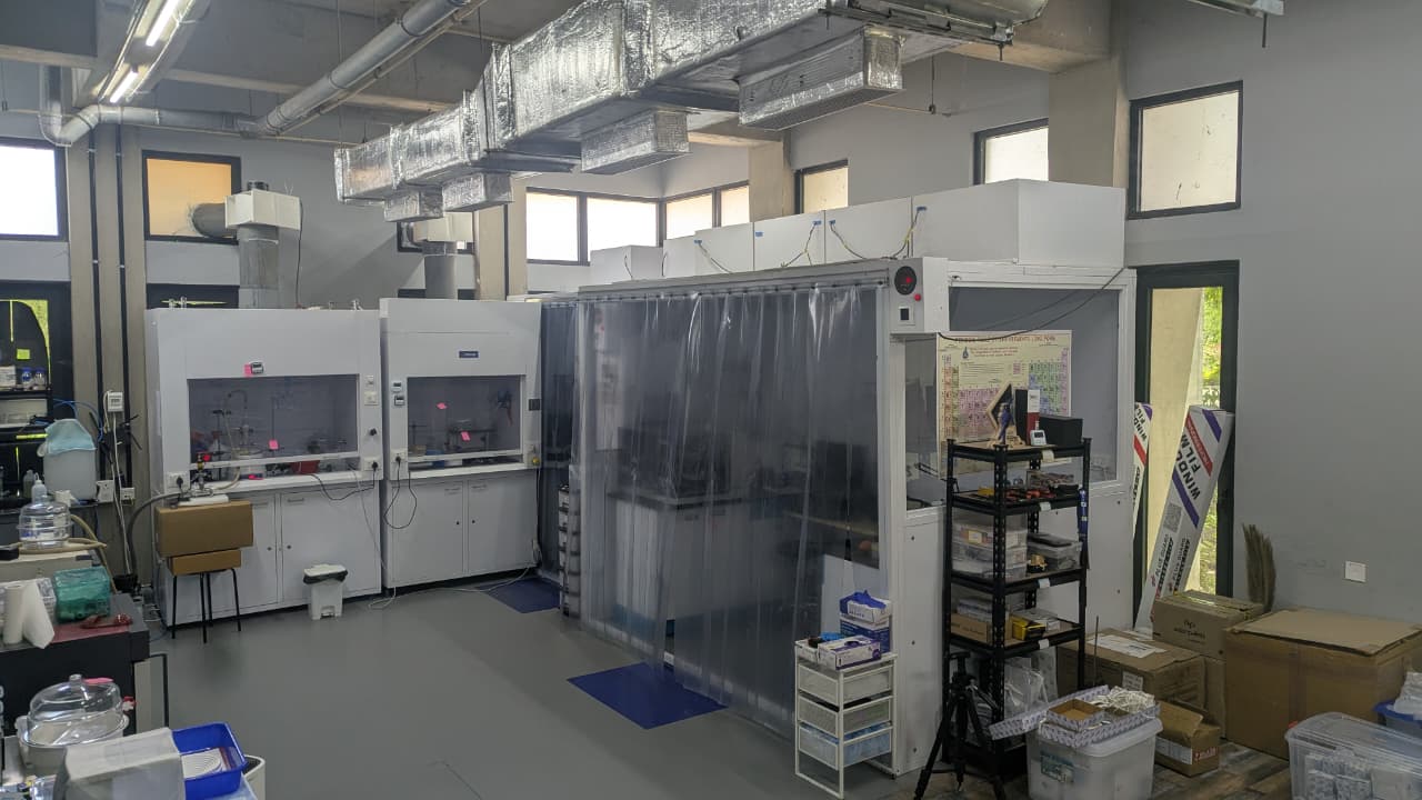 Based in IIT Hyderabad’s incubation centre, Pavakah’s experimental facility maintains a controlled environment to minimise contamination during the solar cell fabrication process. Image: Pavakah Energy