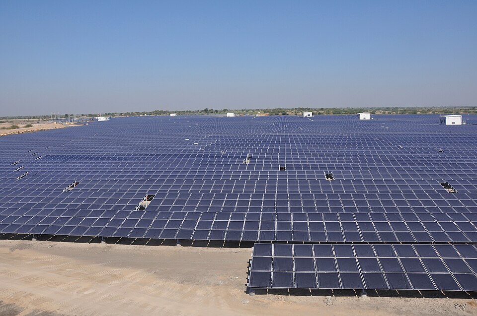 India is the world’s third-largest producer of solar power, with more than a quarter of its capacity generated by large-scale power plants. These typically use conventional silicon-based solar panels that are bulky and energy-intensive to manufacture and recycle. Image: Citizenmj, Wikimedia Commons (CC By SA-3.0)